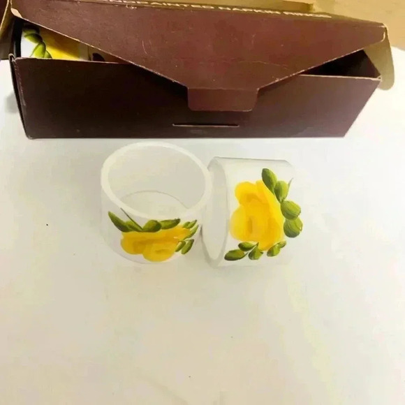 Set of 6 Napkin Rings, Hand Painted Yellow Floral vintage Napkin Rings - Picture 5 of 6